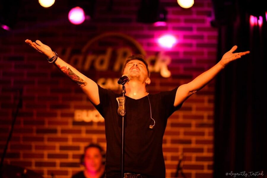 alex vasilache solist trupa jukebox lead singer live in concert club hard rock cafe bucuresti