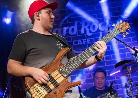 razvan sofronescu bas jukebox playing bass live in concert club hard rock cafe bucharest bucuresti