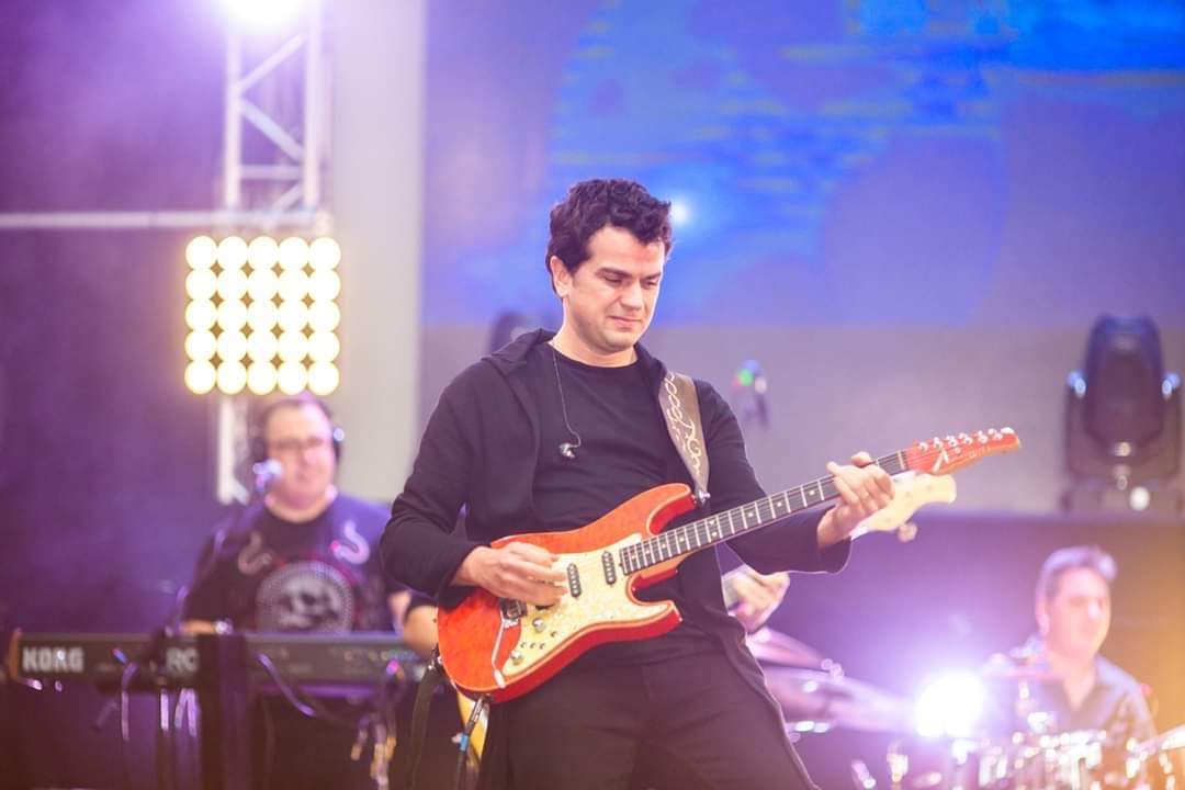 viorel dodoc chitara membru fondator trupa jukebox playing guitar live in concert petrecere firma